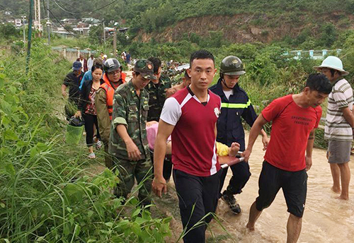 Lực lượng cứu hộ đưa nạn nhân ra khỏi điểm sạt lở ở Nha Trang. Ảnh: Xuân Ngọc