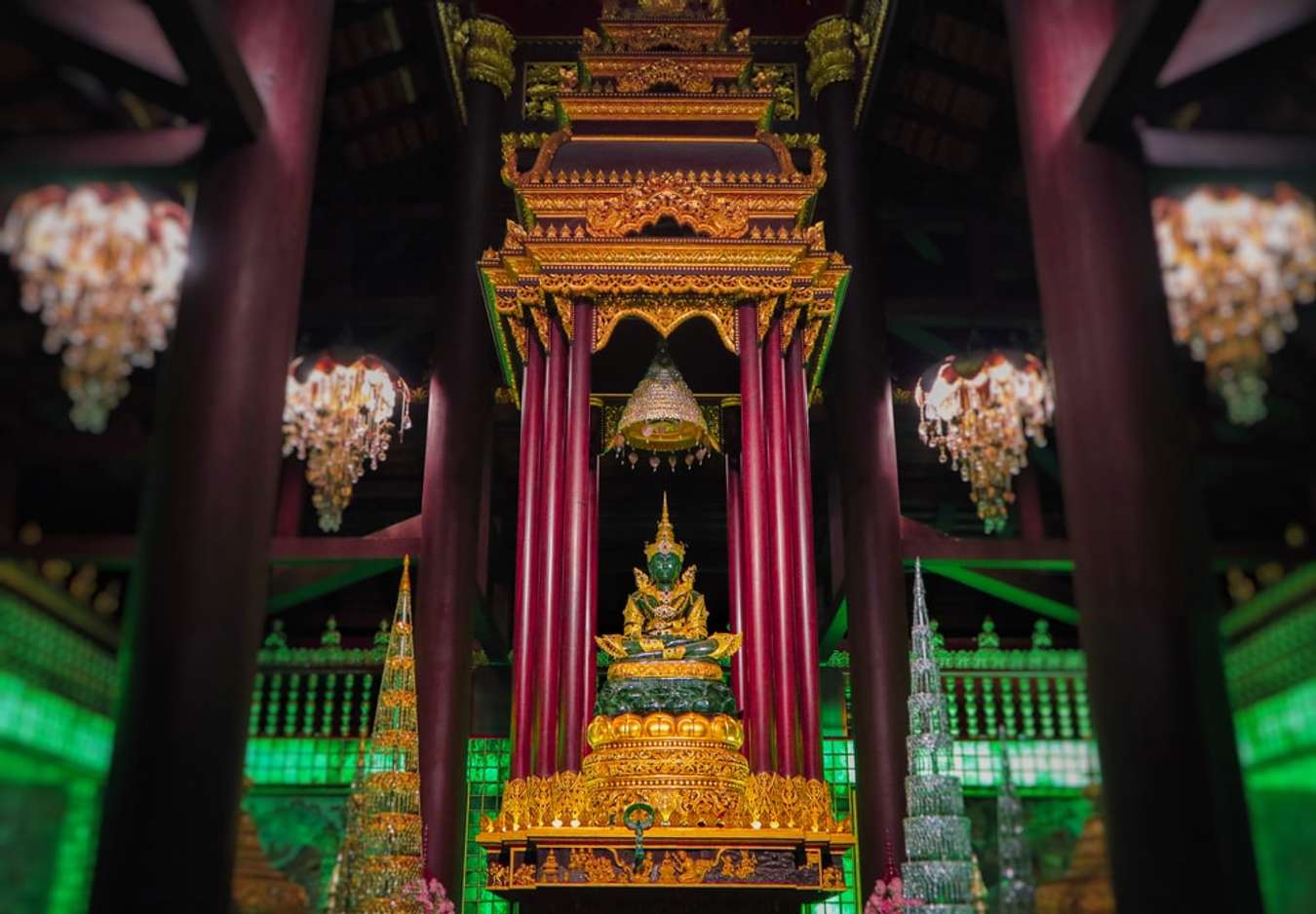 Bên trong chùa Phật Ngọc