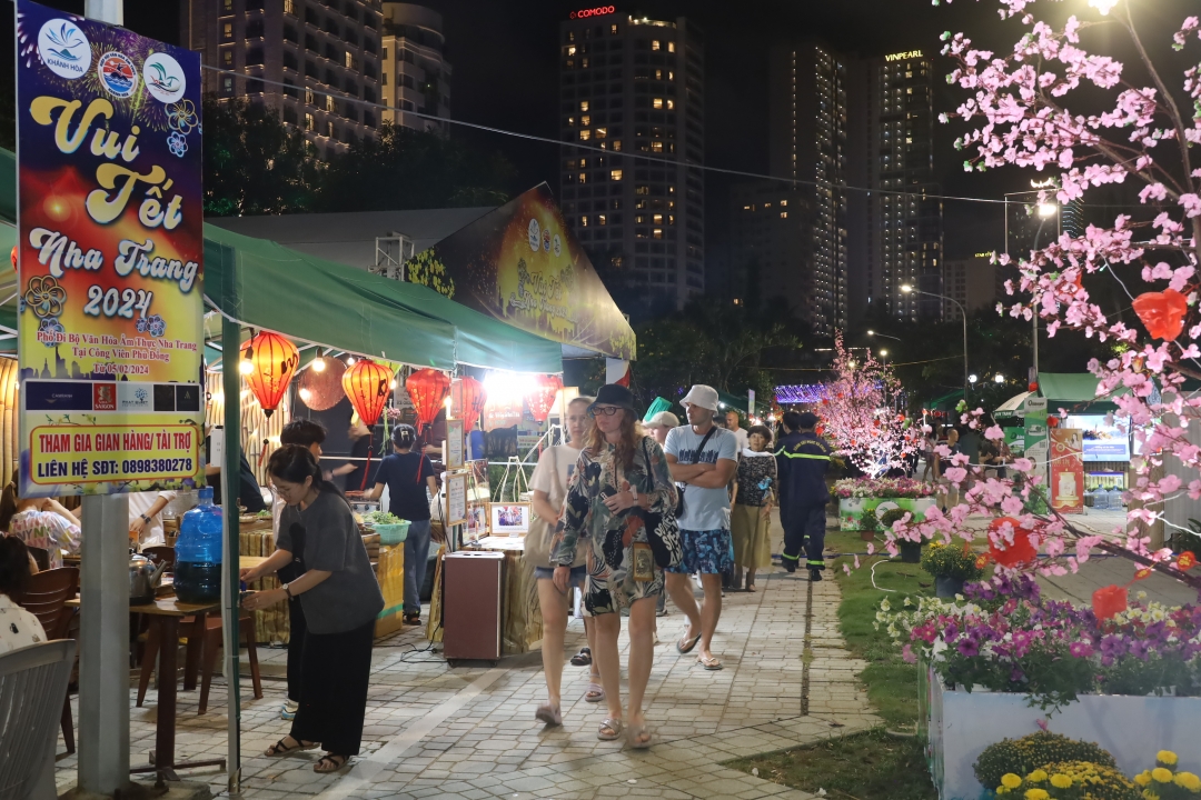 Du khách nước ngoài tham quan phố đi bộ trong Lễ hội “Vui tết Nha Trang năm 2024”.