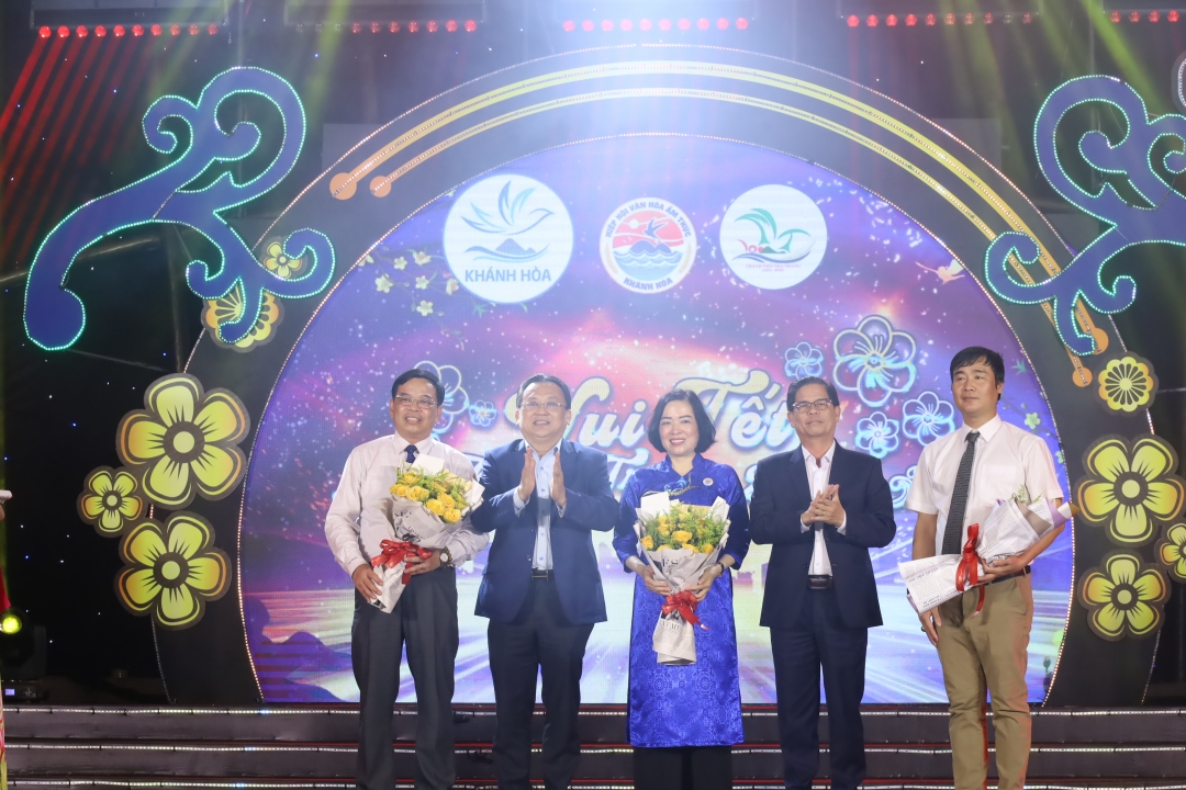 Ông Nguyễn Tấn Tuân và ông Lê Hữu Hoàng tặng hoa chúc mừng lãnh đạo các đơn vị tổ chức Lễ hội “Vui tết Nha Trang năm 2024”.