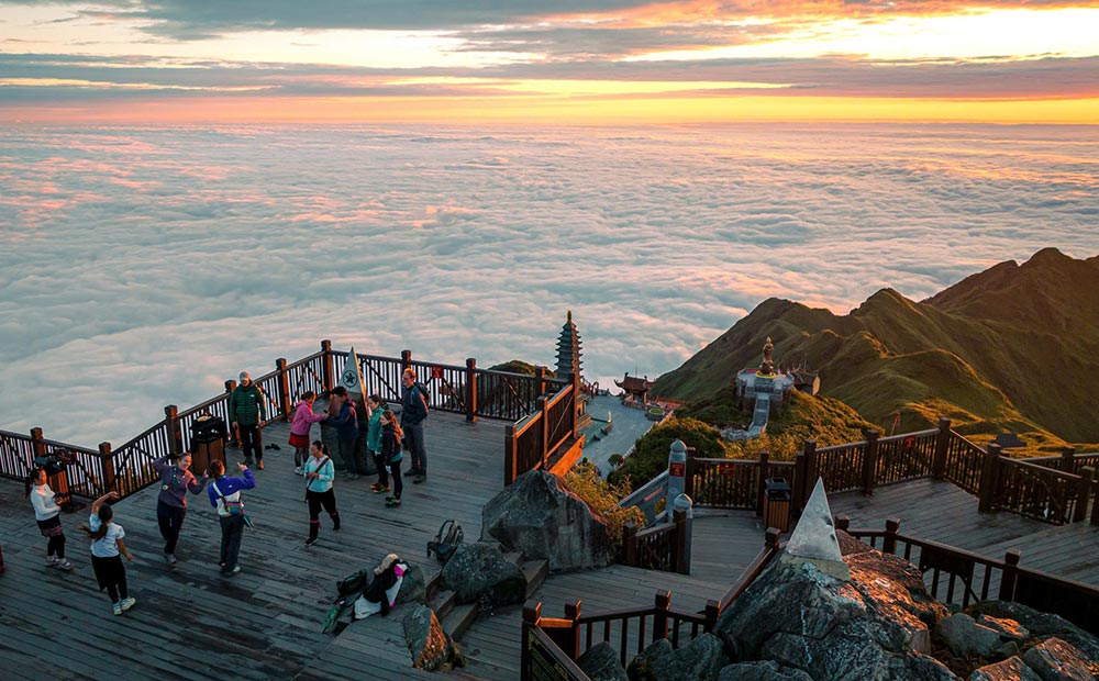 Fansipan vào mùa săn mây những ngày thu lãng đãng. Ảnh: Võ Trung