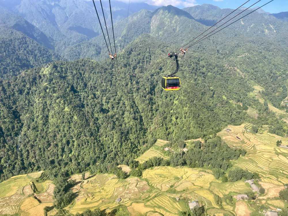 Khung cảnh thung lũng Mường Hoa nhìn từ cabin cáp treo.