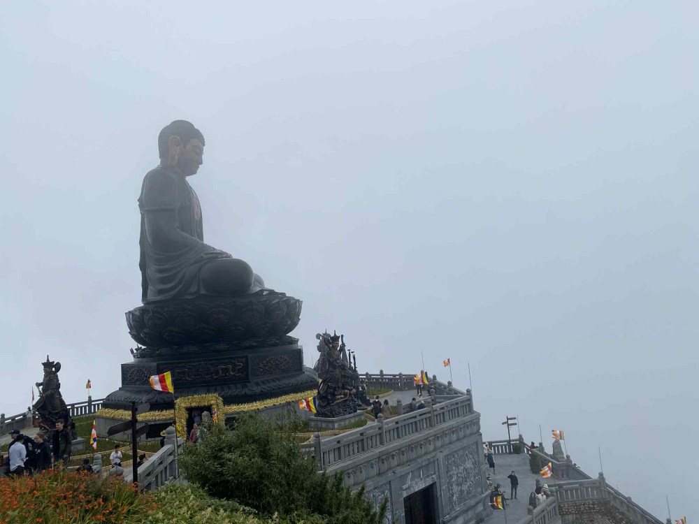 Đại tượng Phật A Di Đà cao 13.5m tọa thiền trên đài sen cao 6.3m.