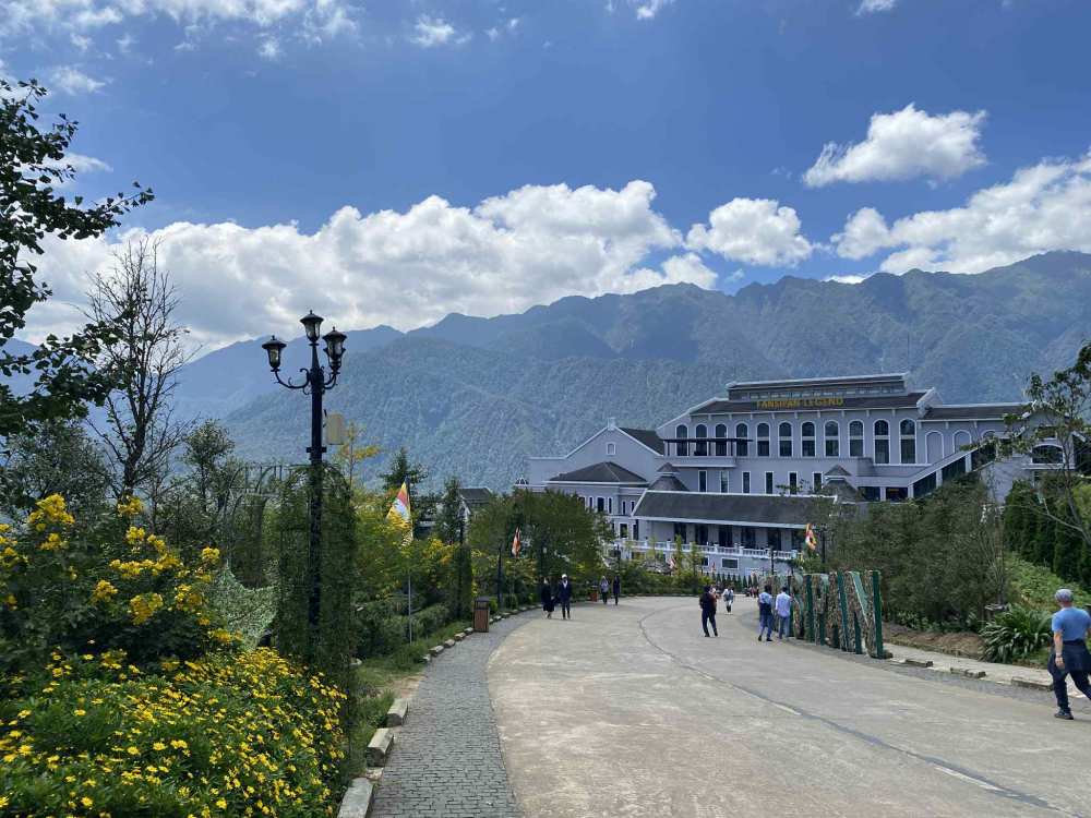 Khu vực bên ngoài ga Mường Hoa.