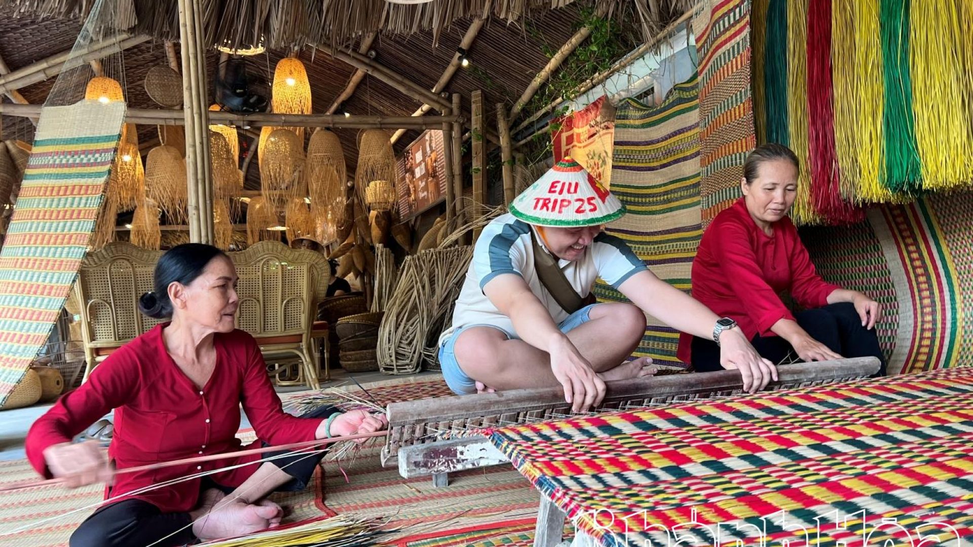 Du khách Nga trải nghiệm dệt chiếu ở Làng nghề Nha Trang xưa