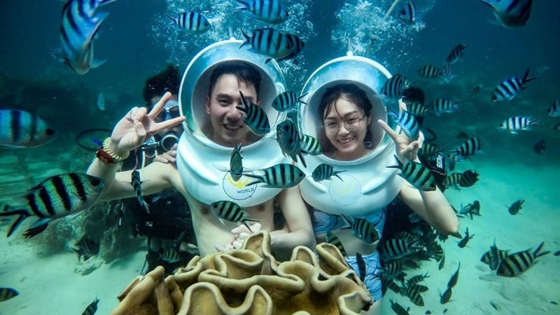 đi bộ dưới đáy biển