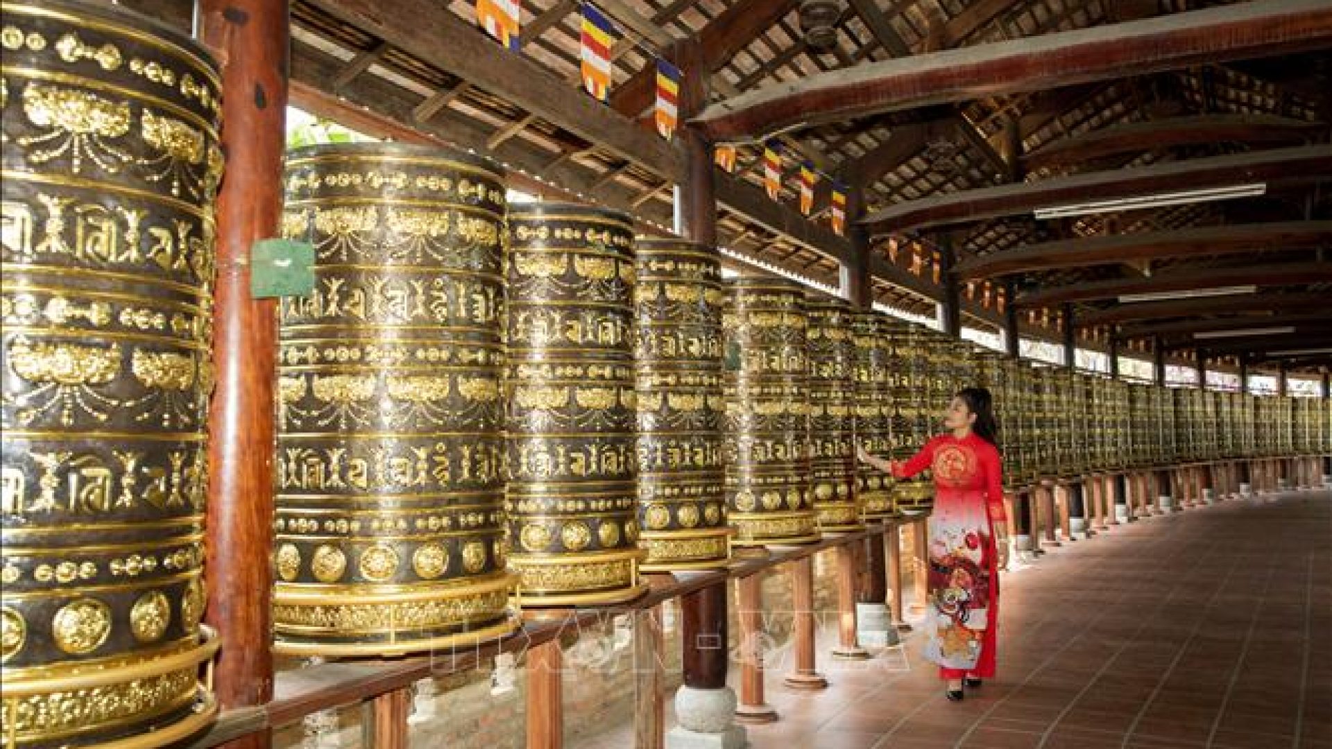 vna_potal_chua_thien_lam_-_ngoi_chua_tram_nam_tuoi_tai_tay_ninh_stand