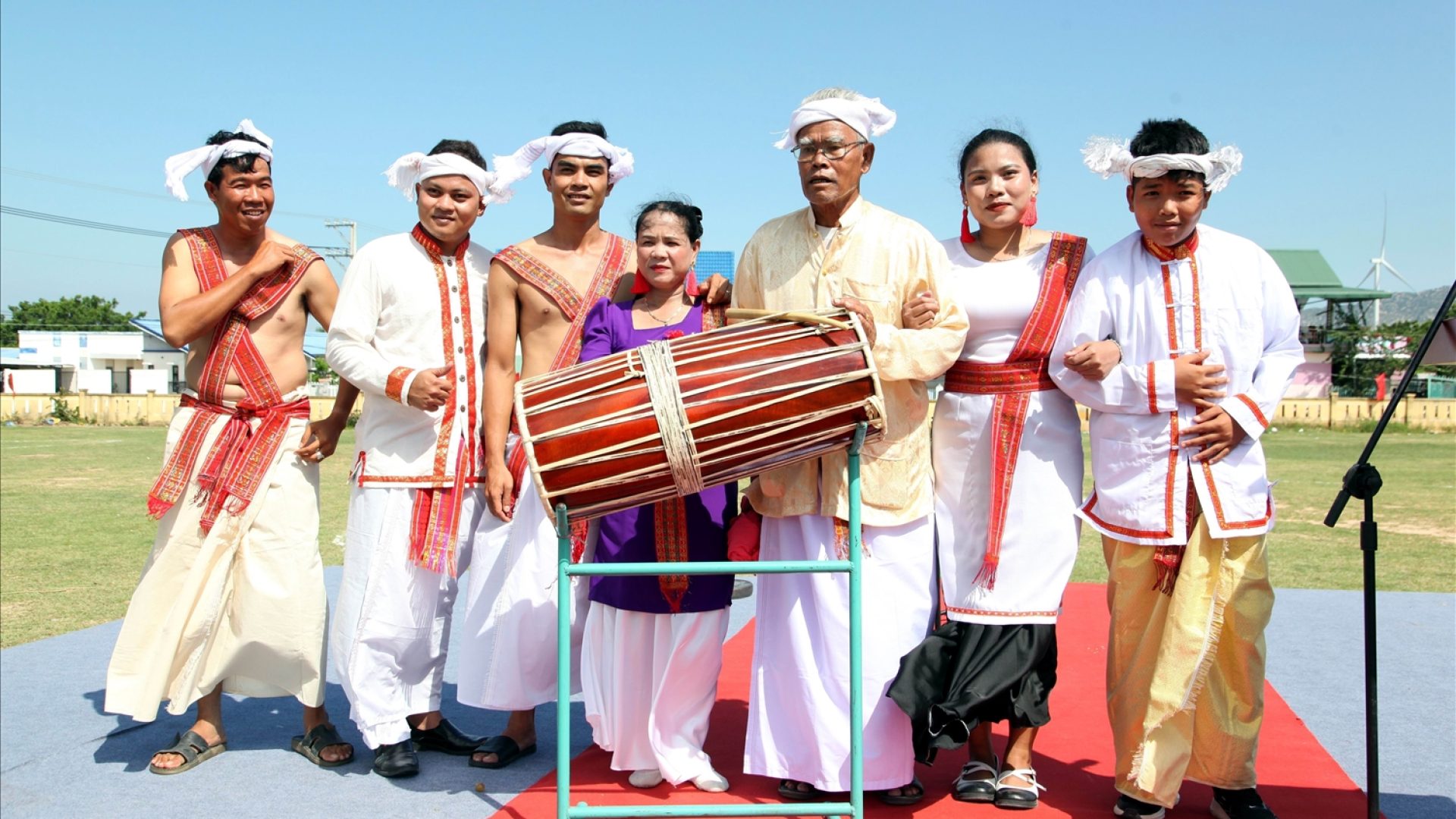 Gia dinh nghe nhan 1